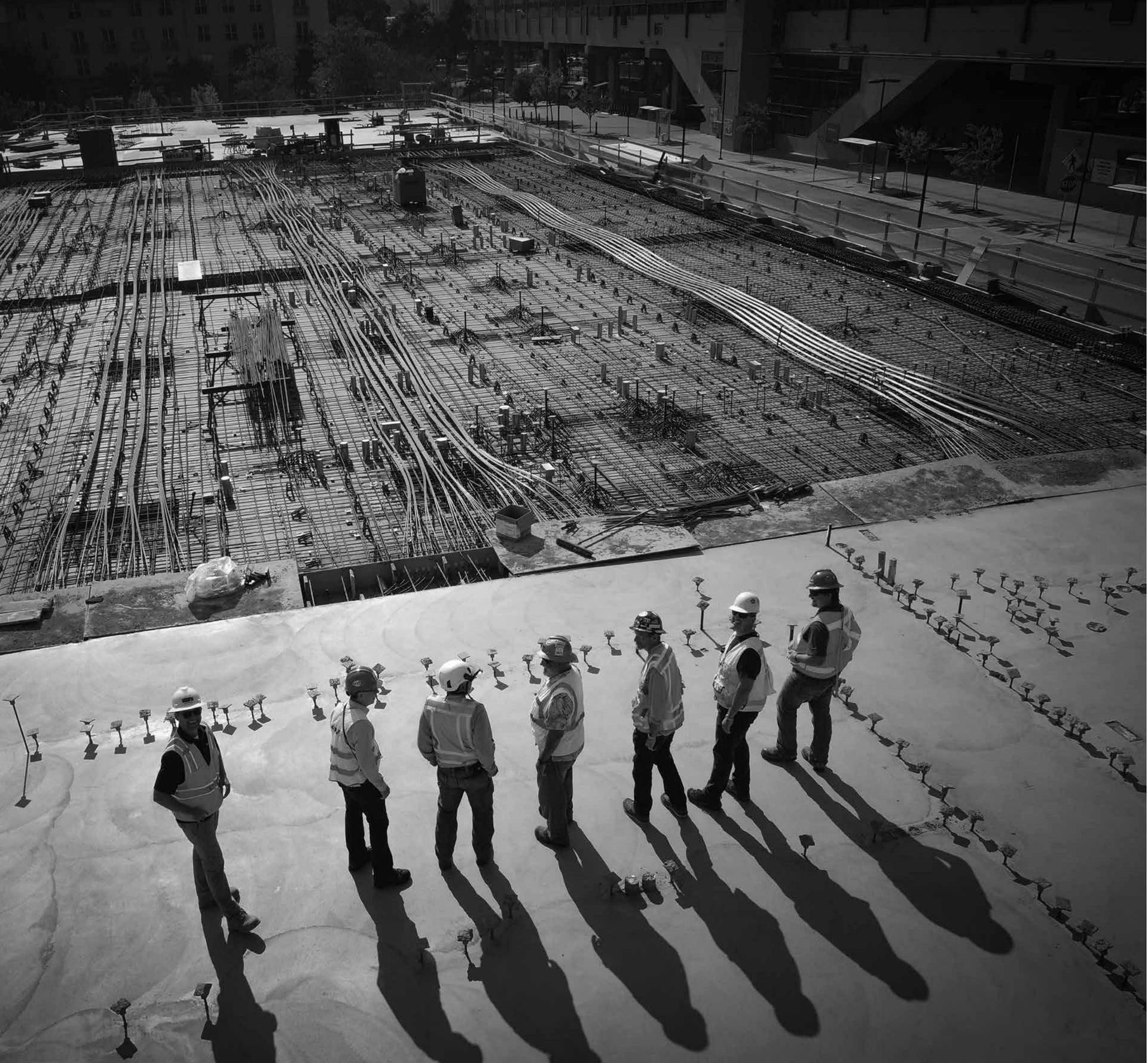 Supervisores de ROCA sobre losa en construcción